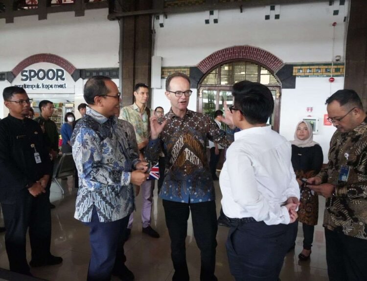 Dubes Inggris Singgah ke Stasiun Tawang, Bahas Transportasi Hijau