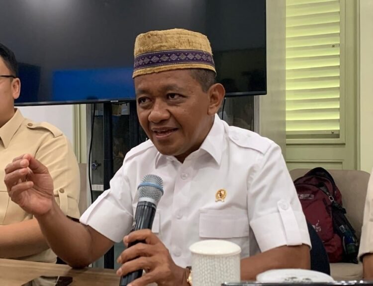 Viral! Bahlil Tampil Pede dengan Sepatu Rp250 Ribu