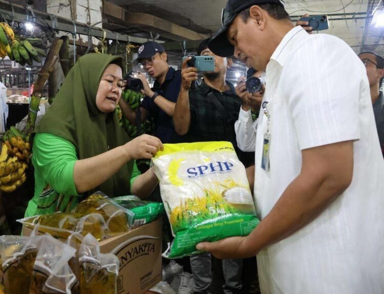 Bulog Tingkatkan Operasi Pasar: Strategi Menjaga Harga dan Stok Aman