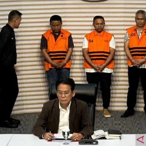 KPK Tetapkan Gubernur Riau dan Dua Pejabat Tersangka