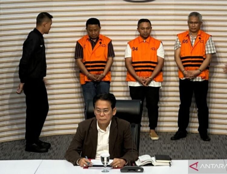 KPK Tetapkan Gubernur Riau dan Dua Pejabat Tersangka