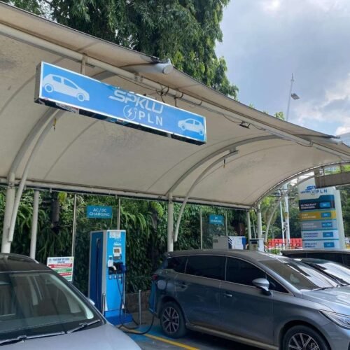 Perkuat Ekosistem Kendaraan Listrik, PLN Resmikan Dua SPKLU